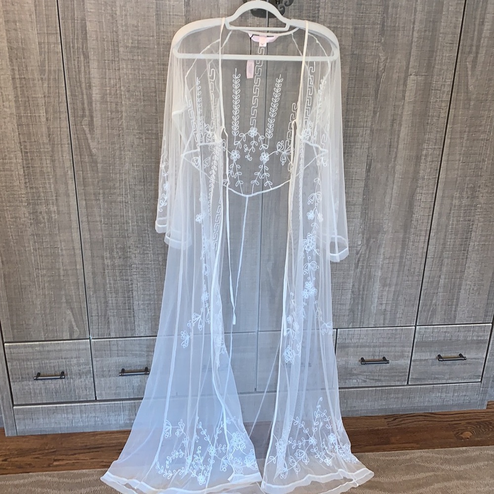 Victoria’s Secret Embroidered Robe - Picture 11 of 13
